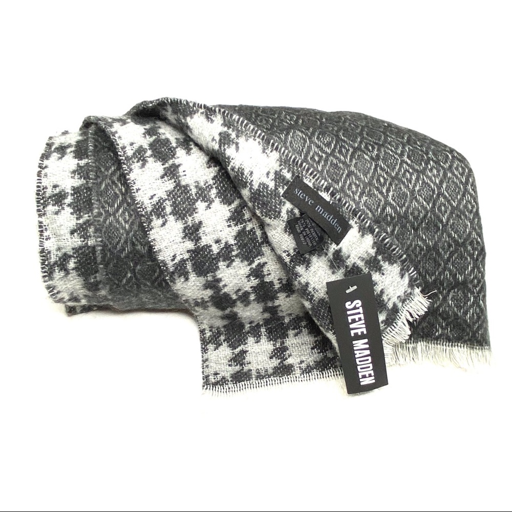 STEVE MADDEN Houndstooth Scarf